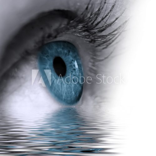 Auge im Wasser gespiegelt 