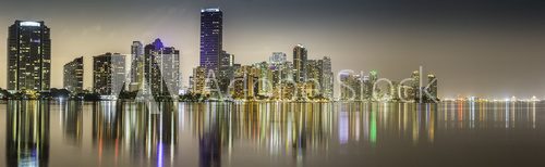 Breitwand-Miami in der Nacht. 