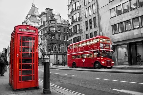 Cabine tÃ©lÃ©phonique et bus rouges Ã  Londres (UK)