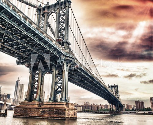 Dusk colors of the sky over magnificent Manhattan Bridge 