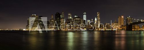 Skyline von New York bei Nacht als Panoramafoto 