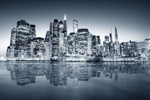 Dämmernde Skyline-Reflexion