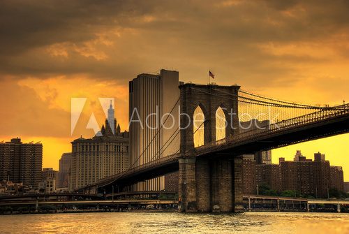 Dramatische Skyline bei Sonnenuntergang