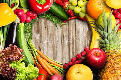 Farbenfrohe Ernte in Herzform