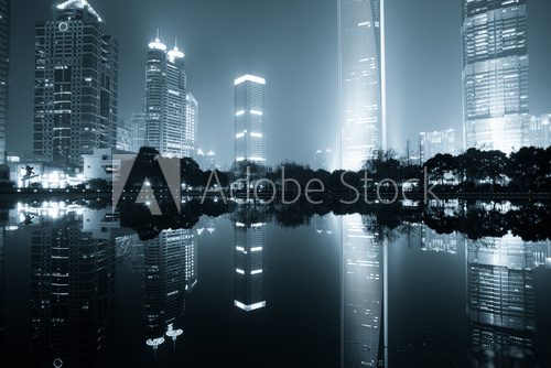 Futuristische Skyline im urbanen Spiegel