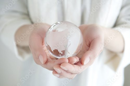 Globale Vision in zarten Händen