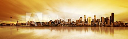Goldene Skyline am Abendhimmel