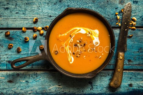 Herbstliche Kürbissuppe in rustikalem Ambiente