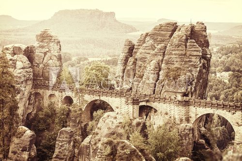 Historische Brücke in nebliger Felslandschaft