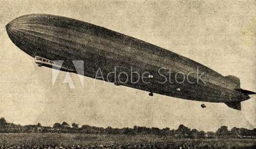 Majestätischer Zeppelin über weiter Landschaft