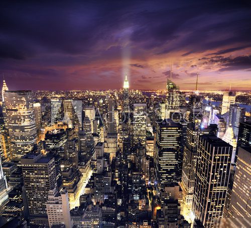 Nächtliche Metropole unter dramatischem Himmel