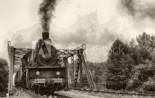 Nostalgische Dampflok auf Brücke