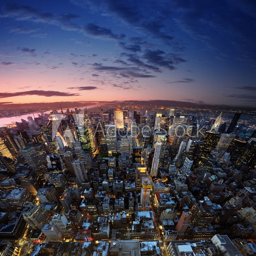 Panorama urbaner Skyline bei Abenddämmerung