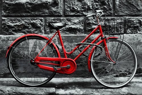 Rotes Zweirad im urbanen Retro-Flair
