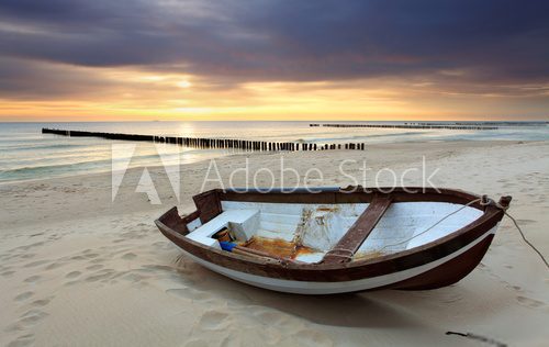 Samotna łódka i samotna plaża
