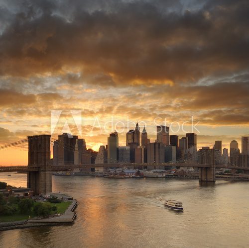 Skyline-Panorama im goldenen Abendlicht