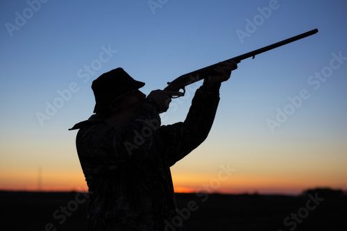 Sonnenuntergangs-Silhouette eines Jägers