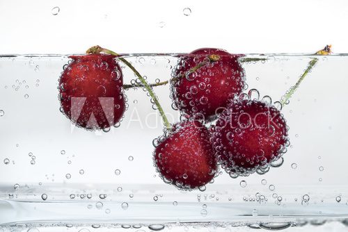 Spritzige Sommerkirschen im Wasser