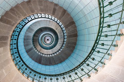 Symmetrische Spiraltreppe in Blau