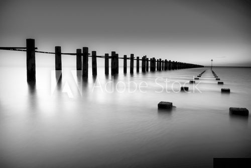 Symmetrische Stille am nebligen Meer