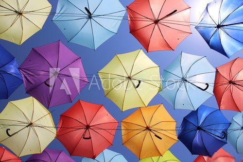 Symmetrisches Regenschirm-Dach in Sommerlicht