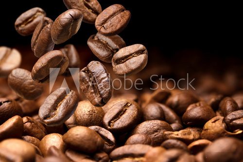 Tanzende Kaffeebohnen im Lichtspiel