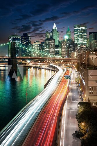 Urbanes Lichtermeer über der Bucht