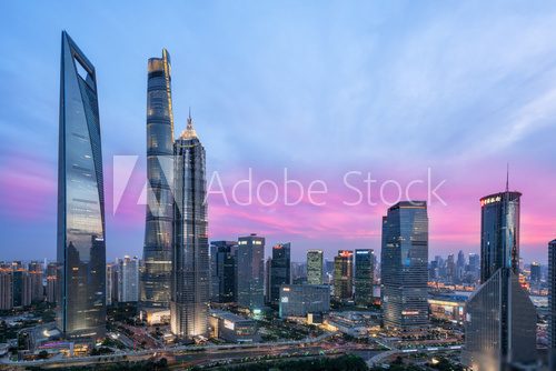 Urbanes Panorama bei Dämmerung