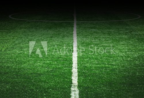 Abendstimmung auf grünem Spielfeld