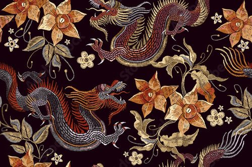 Asiatisches Drachenmuster in warmen Tönen