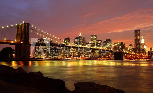 Brooklyn Bridge mit Skyline bei Nacht 