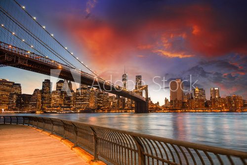Brooklyn Bridge Park, New York City. Spectacular sunset view of -  Fototapeten Brücken