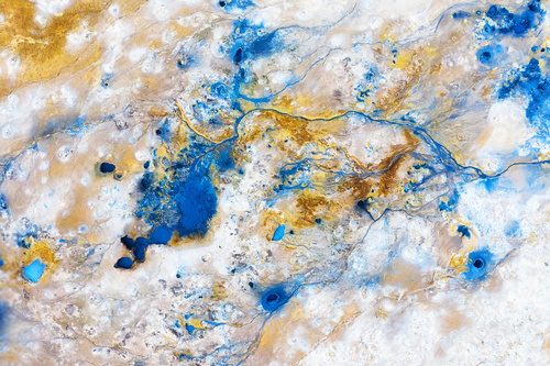 Dynamische Farbexplosion im Fluss