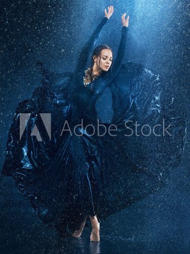 Eleganter Tanz im nächtlichen Regen