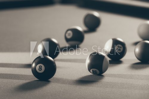 Eleganz in Schwarz-Weiß: Billiard im Fokus