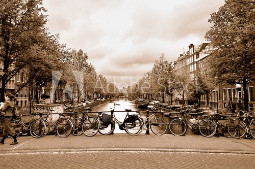 Fahrradromantik am Kanal im Sepia-Ton