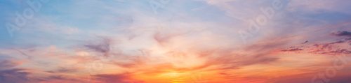 Farbenprächtiges Abendpanorama mit Feuerhimmel