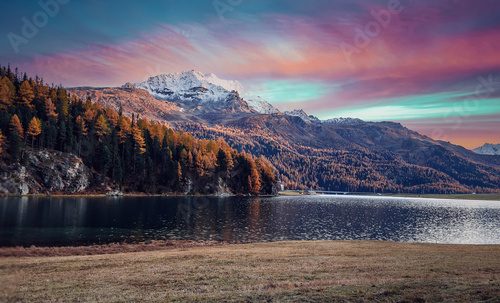 Feurige Herbststimmung am Bergsee