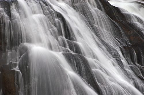 Fließendes Wasser über Felsen