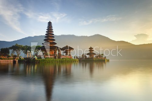 Friedliches Bali-Tempelpanorama am See