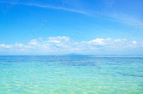 Klares Sommermeer mit Inselblick