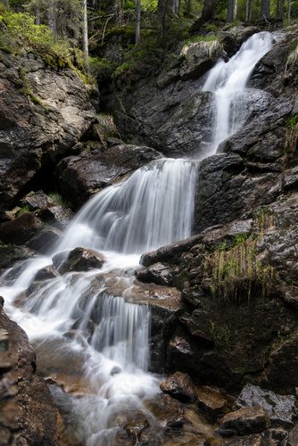 Kraftvoller Fall in Bergidylle