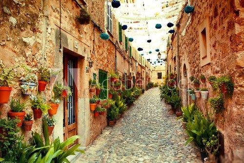 Lebendige Gasse im spanischen Flair