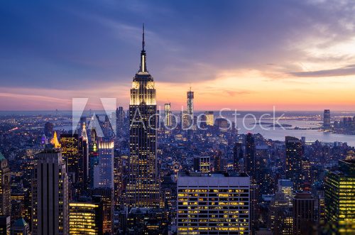 Leuchtende Skyline im Sonnenuntergang