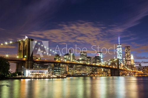 Lichterglanz an der Brooklyn Bridge bei Nacht