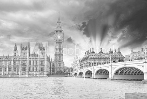 London. Beautiful view of Westminster Bridge and Houses of Parli 