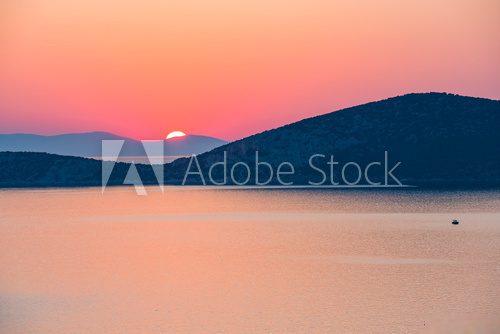 Magischer Sonnenuntergang am See