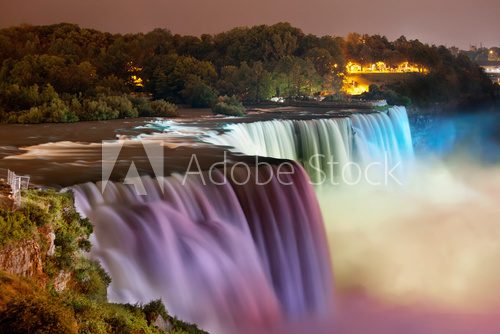 Nächtliche Farbenpracht am Wasserfall