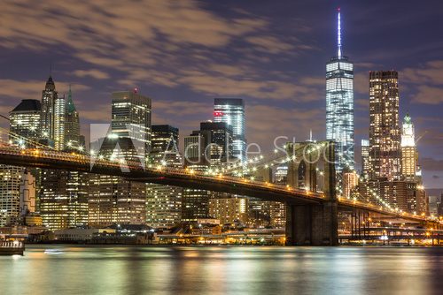 Nächtliche New York Skyline mit Brooklyn Bridge