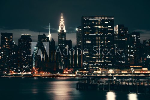 Nächtliche Skyline am Wasser